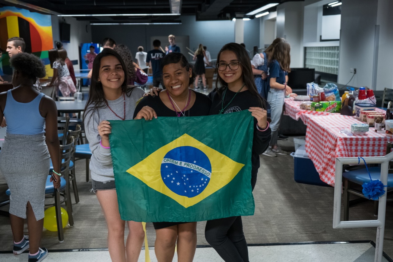 Estudante do 3º ano do Técnico Integrado em Química, Nycolle Borges (à direita) durante intercâmbio em Chicago (EUA)